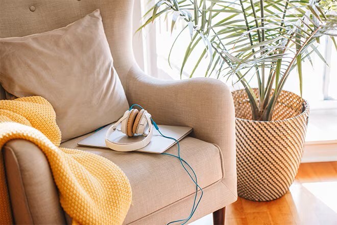Noise-canceling headphones